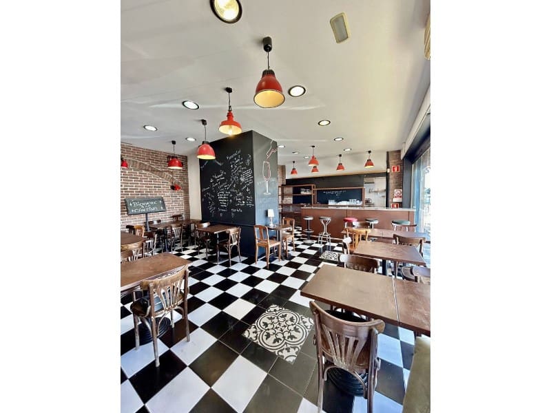 Kaupallinen myytävänä paikassa Empuriabrava - 315 000 € (Ref: 9434774)