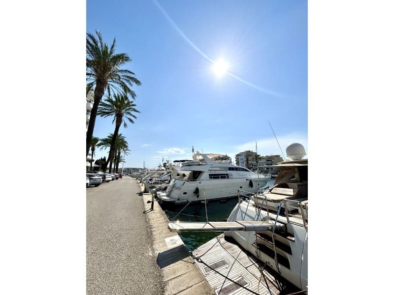 Kaupallinen myytävänä paikassa Empuriabrava - 315 000 € (Ref: 9434774)