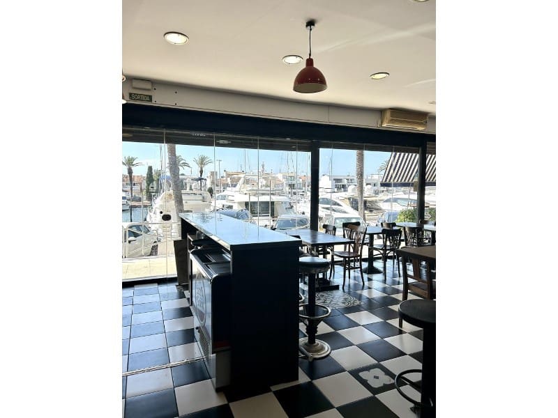 Kaupallinen myytävänä paikassa Empuriabrava - 315 000 € (Ref: 9434774)