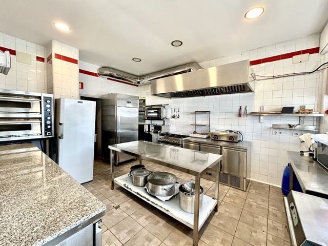 Comercial para venda em Empuriabrava, Castelló d'Empúries - 315 000 € (Ref: 9434774)