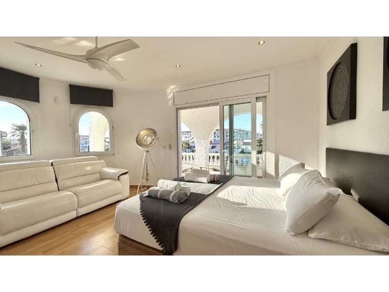 7 slaapkamer Villa te koop in Empuriabrava met garage - € 1.450.000 (Ref: 9462674)