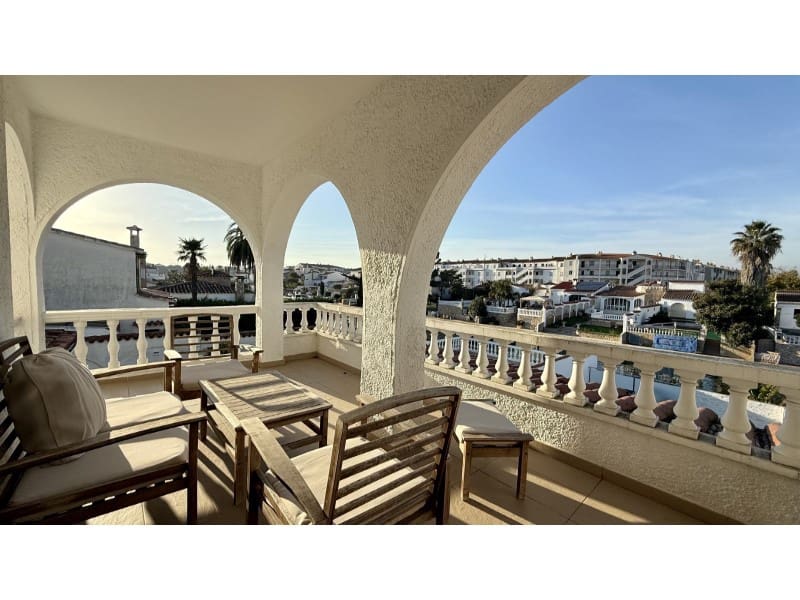 7 slaapkamer Villa te koop in Empuriabrava met garage - € 1.450.000 (Ref: 9462674)