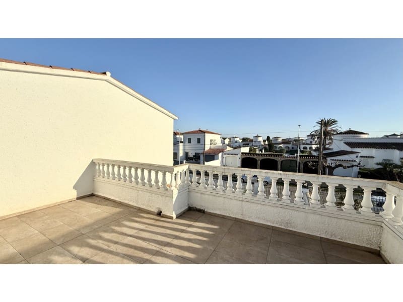 7 slaapkamer Villa te koop in Empuriabrava met garage - € 1.450.000 (Ref: 9462674)