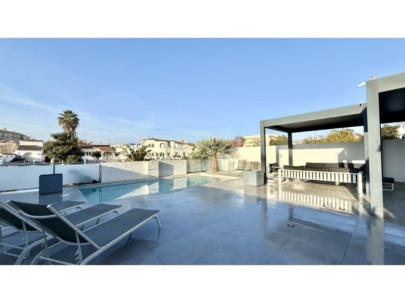 7 slaapkamer Villa te koop in Empuriabrava met garage - € 1.450.000 (Ref: 9462674)