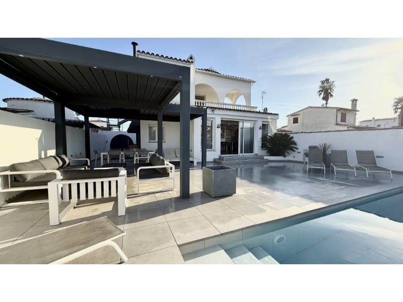 7 slaapkamer Villa te koop in Empuriabrava met garage - € 1.450.000 (Ref: 9462674)