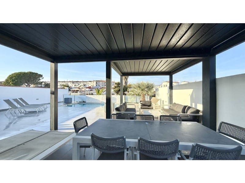 7 slaapkamer Villa te koop in Empuriabrava met garage - € 1.450.000 (Ref: 9462674)