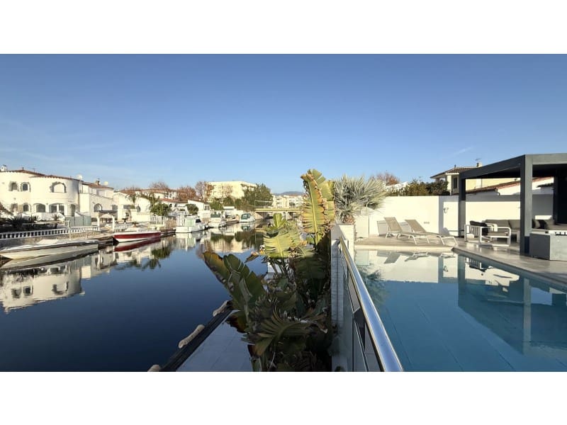 7 slaapkamer Villa te koop in Empuriabrava met garage - € 1.450.000 (Ref: 9462674)