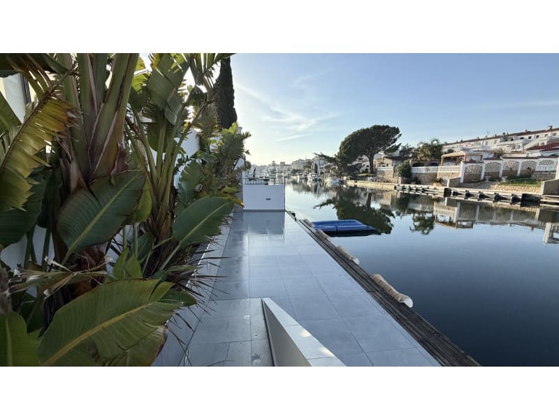 7 slaapkamer Villa te koop in Empuriabrava met garage - € 1.450.000 (Ref: 9462674)