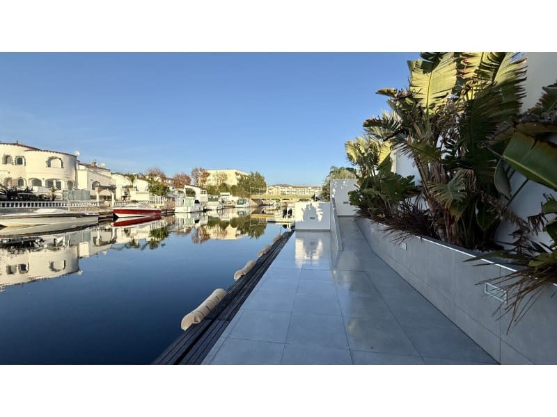 7 slaapkamer Villa te koop in Empuriabrava met garage - € 1.450.000 (Ref: 9462674)