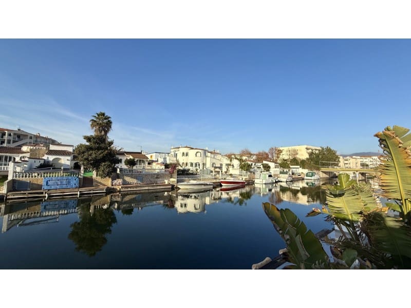 7 slaapkamer Villa te koop in Empuriabrava met garage - € 1.450.000 (Ref: 9462674)