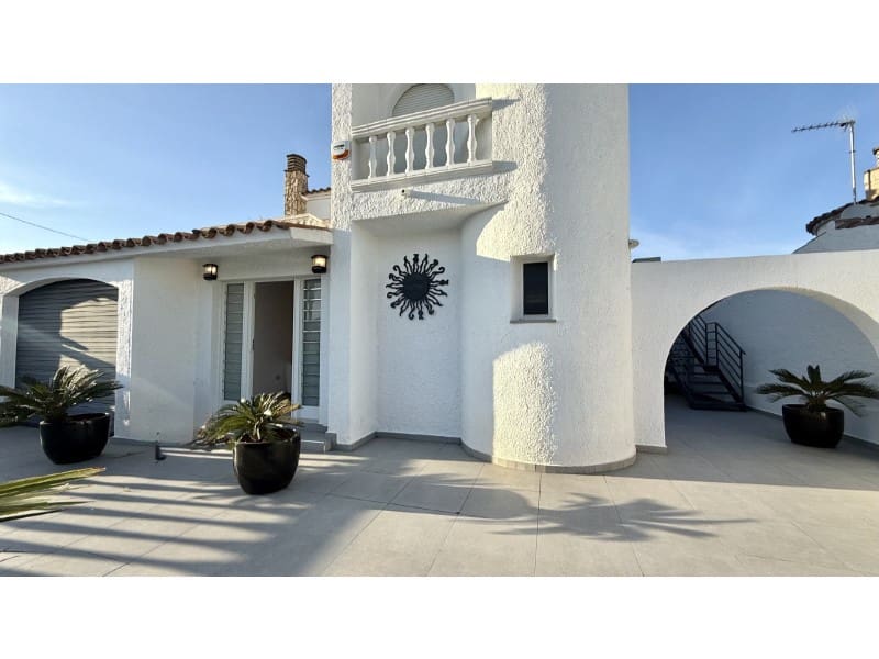 7 slaapkamer Villa te koop in Empuriabrava met garage - € 1.450.000 (Ref: 9462674)