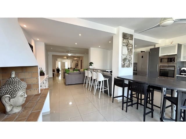 7 slaapkamer Villa te koop in Empuriabrava, Castelló d'Empúries met garage - € 1.450.000 (Ref: 9462674)