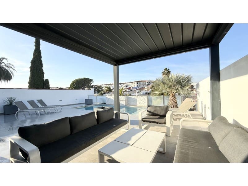 7 bedroom Villa for sale in Empuriabrava with garage - € 1,450,000 (Ref: 9462674)