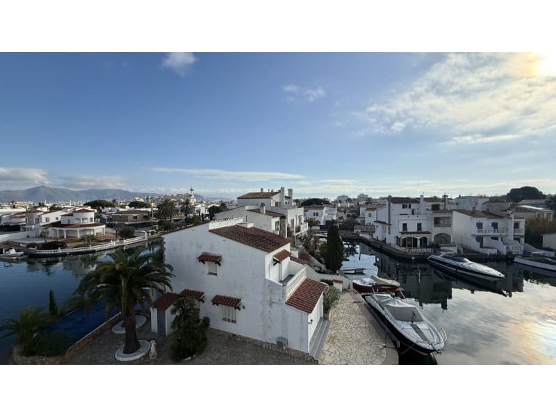 4 chambre Maison de Ville à vendre à Empuriabrava avec garage - 580 000 € (Ref: 9470670)