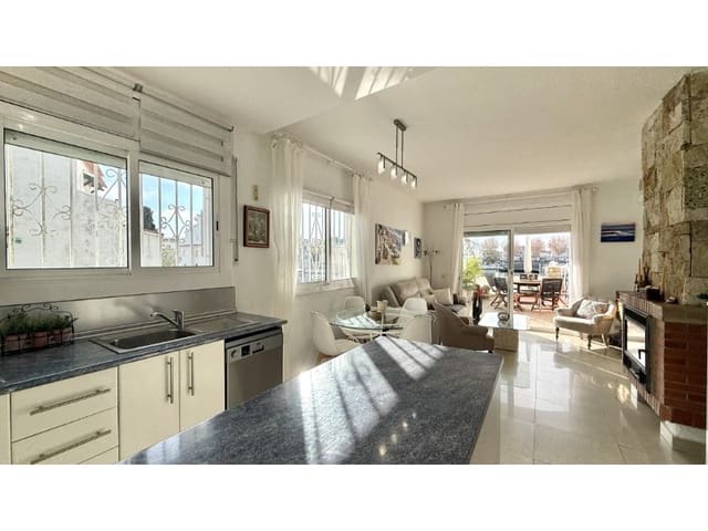 4 chambre Maison de Ville à vendre à Empuriabrava, Castelló d'Empúries avec garage - 580 000 € (Ref: 9470670)