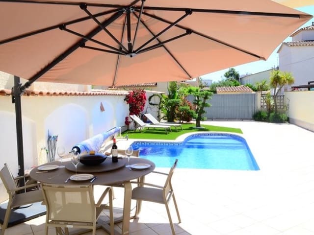 3 bedroom Villa for sale in Empuriabrava, Castelló d'Empúries - € 535,000 (Ref: 9651716)