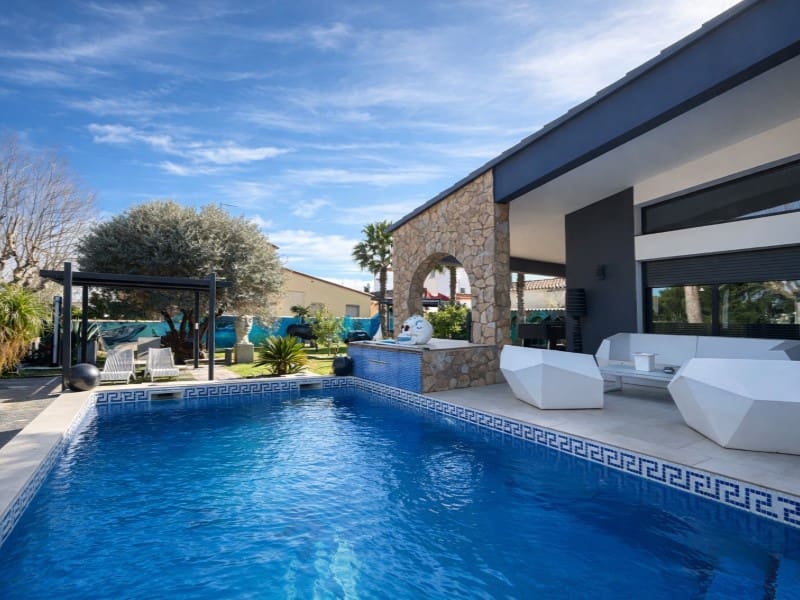 4 Zimmer Villa zu verkaufen in Empuriabrava mit Garage - 950.000 € (Ref: 9711846)