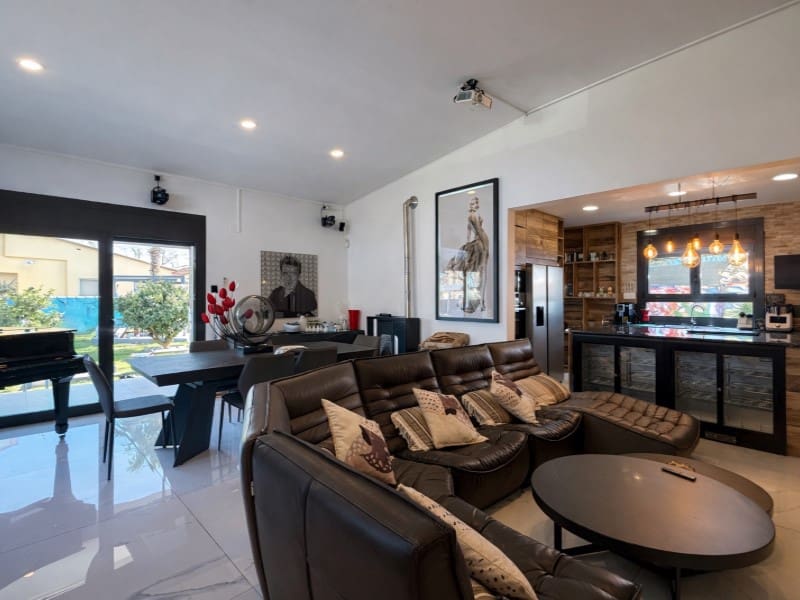 4 Zimmer Villa zu verkaufen in Empuriabrava mit Garage - 950.000 € (Ref: 9711846)