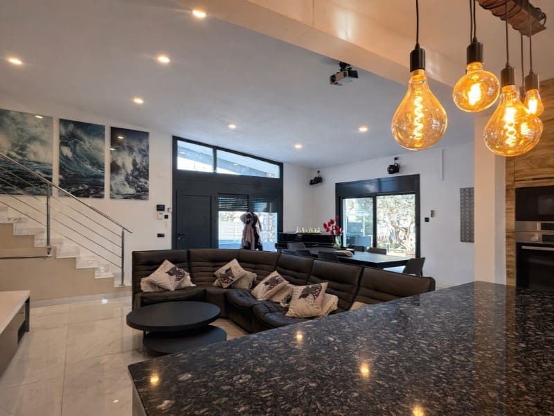 4 Zimmer Villa zu verkaufen in Empuriabrava mit Garage - 950.000 € (Ref: 9711846)