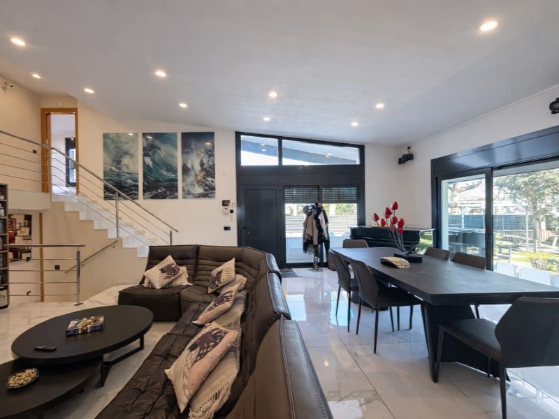 4 Zimmer Villa zu verkaufen in Empuriabrava mit Garage - 950.000 € (Ref: 9711846)