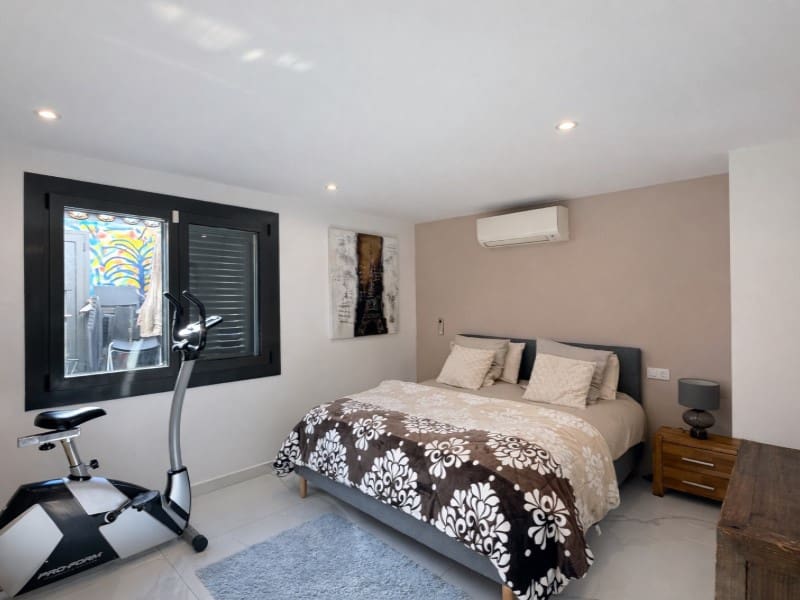 4 Zimmer Villa zu verkaufen in Empuriabrava mit Garage - 950.000 € (Ref: 9711846)