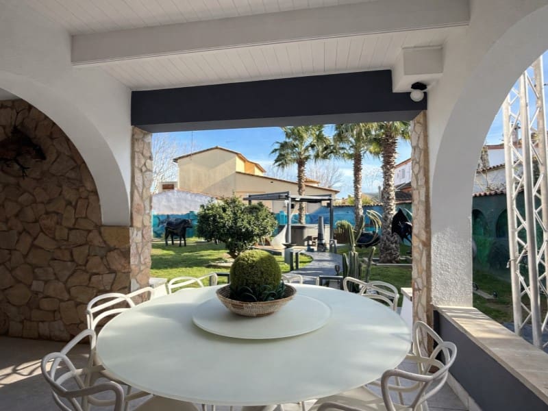 4 Zimmer Villa zu verkaufen in Empuriabrava mit Garage - 950.000 € (Ref: 9711846)