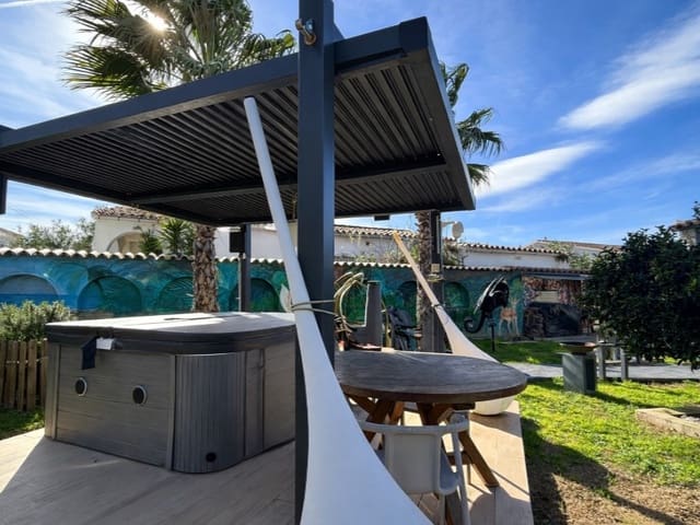 4 Zimmer Villa zu verkaufen in Empuriabrava, Castelló d'Empúries mit Garage - 950.000 € (Ref: 9711846)