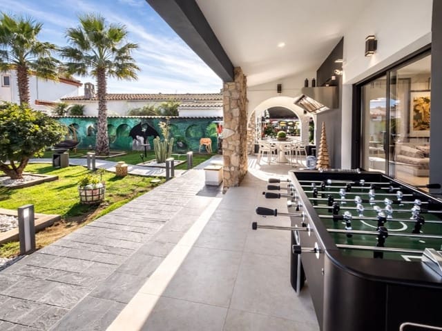 4 Zimmer Villa zu verkaufen in Empuriabrava, Castelló d'Empúries mit Garage - 950.000 € (Ref: 9711846)