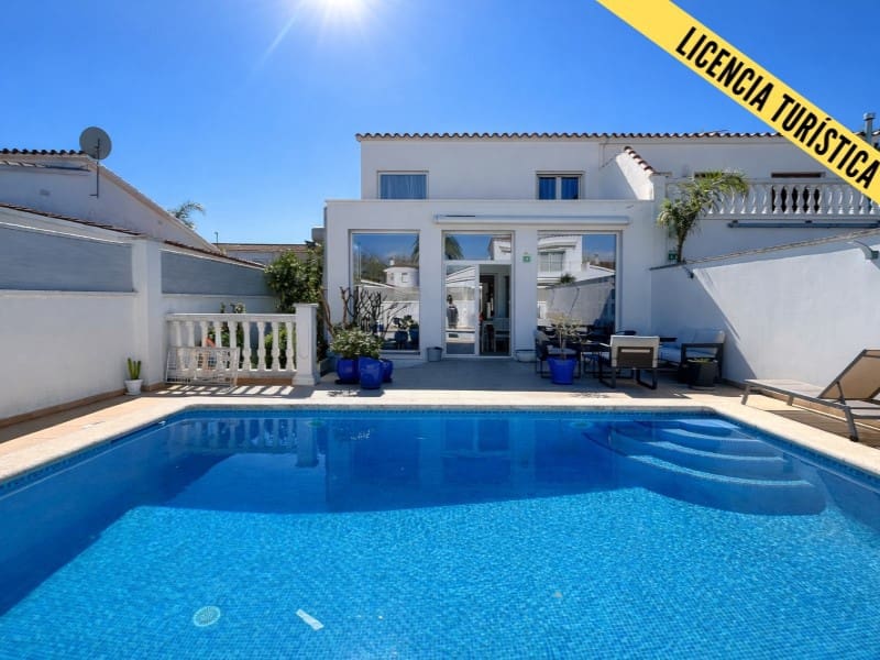 3 bedroom Villa for sale in Empuriabrava with garage - € 620,000 (Ref: 9714746)