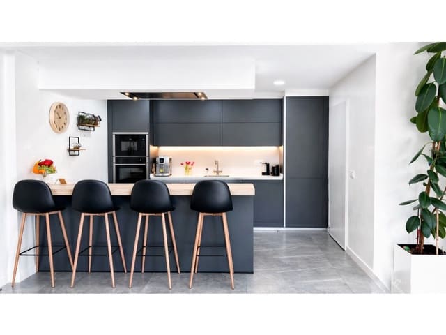 3 slaapkamer Villa te koop in Empuriabrava, Castelló d'Empúries met garage - € 698.000 (Ref: 9788261)