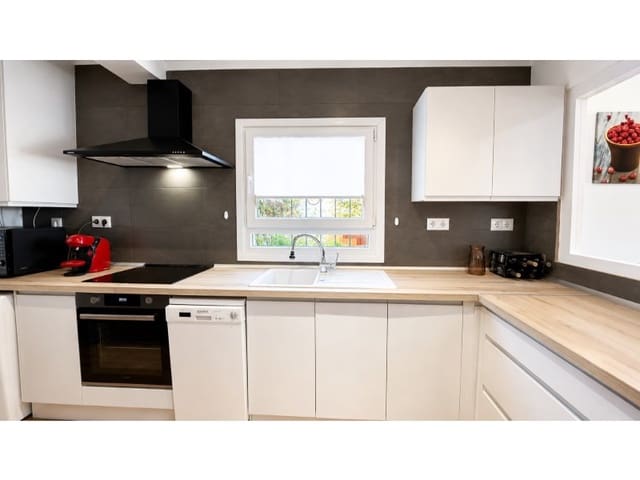 Piso de 2 habitaciones en Roses en venta con garaje - 375.000 € (Ref: 9865002)