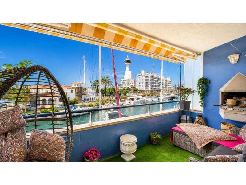 Piso de 2 habitaciones en Empuriabrava en venta con garaje - 449.000 € (Ref: 9896585)