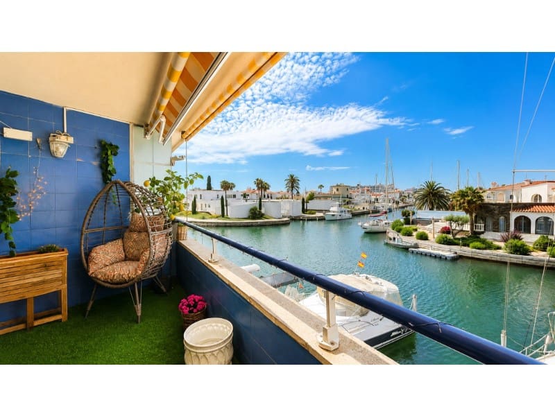 Piso de 2 habitaciones en Empuriabrava en venta con garaje - 449.000 € (Ref: 9896585)