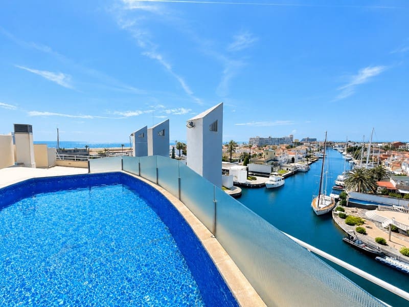 Piso de 2 habitaciones en Empuriabrava en venta con garaje - 449.000 € (Ref: 9896585)