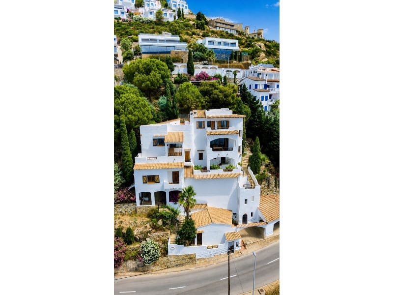 6 bedroom Villa for sale in Roses with garage - € 970,000 (Ref: 9904235)