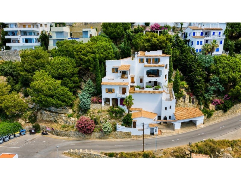 6 bedroom Villa for sale in Roses with garage - € 970,000 (Ref: 9904235)