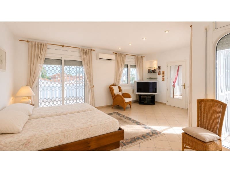 3 Zimmer Villa zu verkaufen in Empuriabrava mit Garage - 570.000 € (Ref: 9982977)