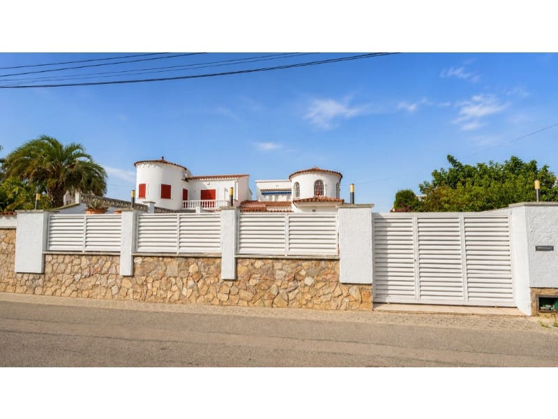 3 Zimmer Villa zu verkaufen in Empuriabrava mit Garage - 570.000 € (Ref: 9982977)