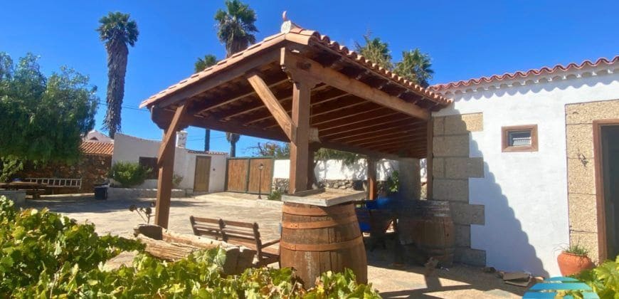 5 bedroom Finca/Country House for sale in Vilaflor with garage - € 890,000 (Ref: 9471847)