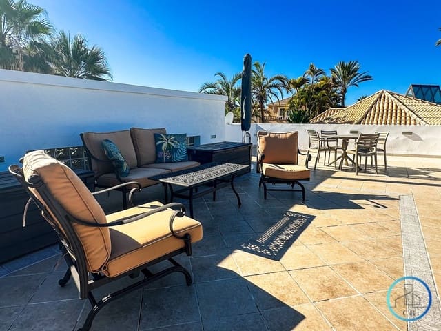 4 soverom Villa til salgs i Arona med svømmebasseng garasje - € 1 395 000 (Ref: 9471848)