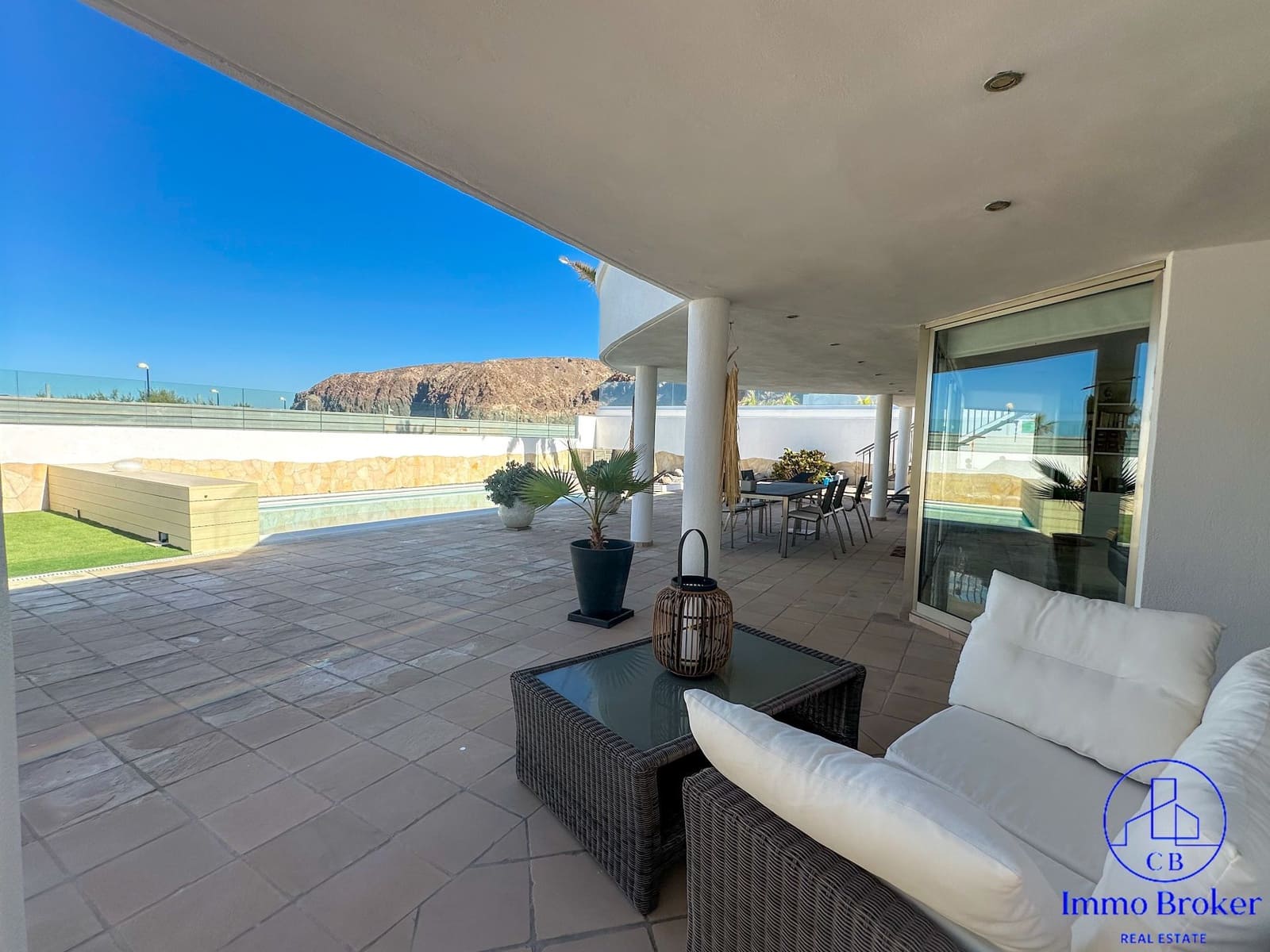 4 bedroom Villa for sale in Arona with pool garage - € 1,349,000 (Ref: 9471848)