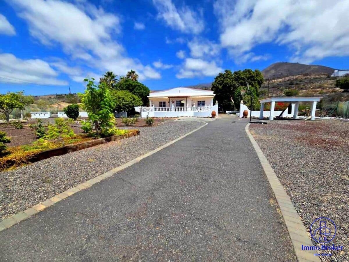 5 bedroom Finca/Country House for sale in Playa San Juan with garage - € 977,000 (Ref: 9471852)
