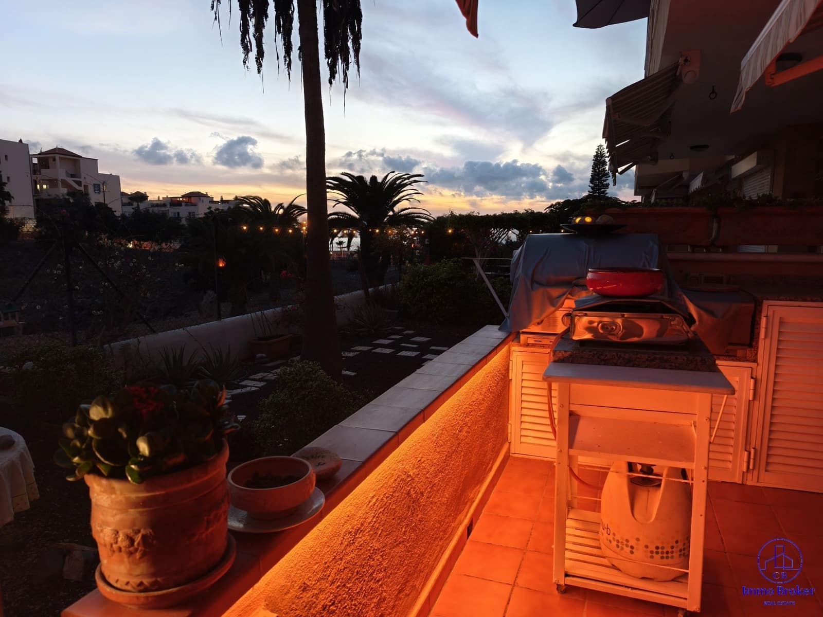 2 slaapkamer Flat te koop in Adeje met zwembad garage - € 425.000 (Ref: 9471855)