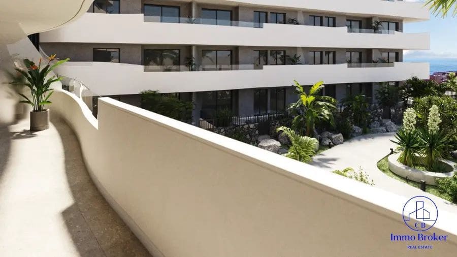 2 slaapkamer Flat te koop in El Medano met zwembad garage - € 374.000 (Ref: 9471873)