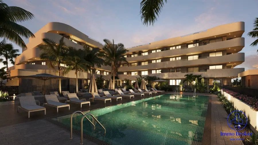 2 slaapkamer Flat te koop in El Medano met zwembad garage - € 374.000 (Ref: 9471873)