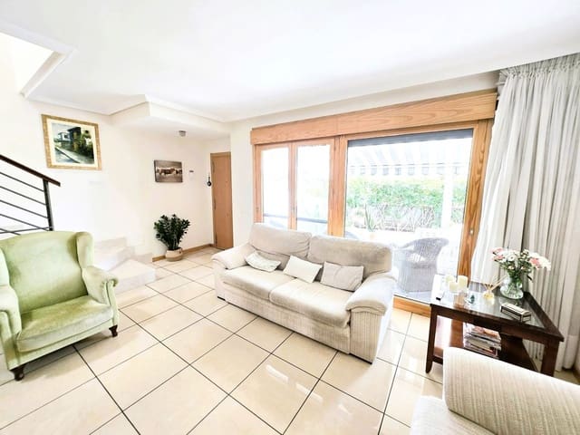 3 makuuhuone Paritalo myytävänä paikassa Casco Urbano, Adeje mukana 
autotalli - 550 000 € (Ref: 9471878)