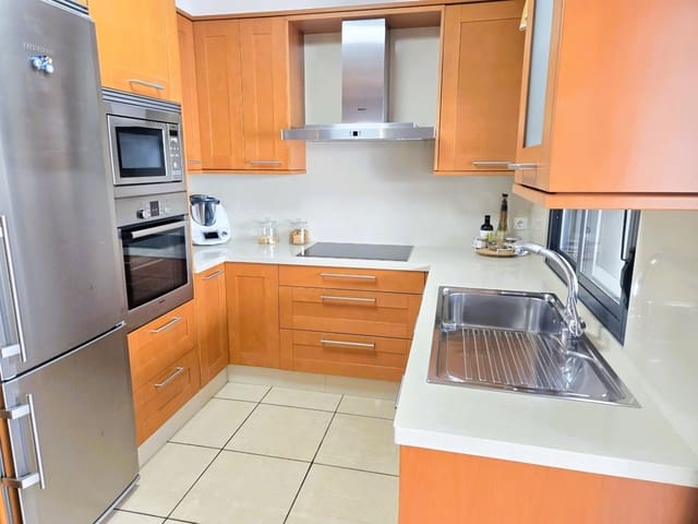 3 makuuhuone Paritalo myytävänä paikassa Casco Urbano, Adeje mukana 
autotalli - 550 000 € (Ref: 9471878)