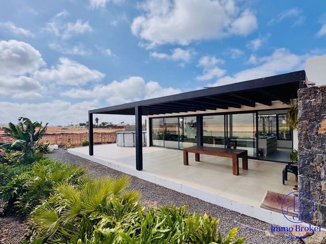 3 sovrum Villa till salu i La Oliva med garage - 635 000 € (Ref: 9755356)