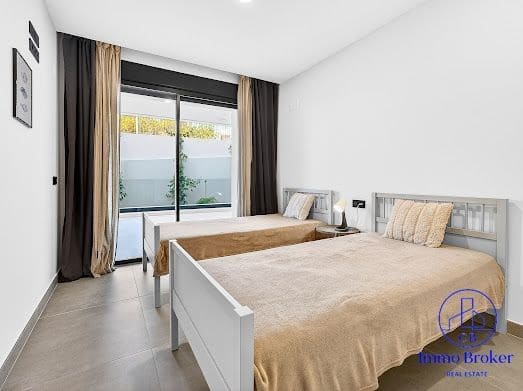 Piso de 2 habitaciones en Costa Adeje en venta con piscina garaje - 590.000 € (Ref: 9932827)