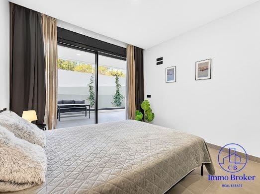 Piso de 2 habitaciones en Costa Adeje en venta con piscina garaje - 590.000 € (Ref: 9932827)